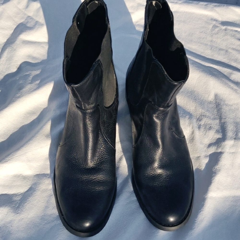Etienne Aigner Size 7 Black leather boots